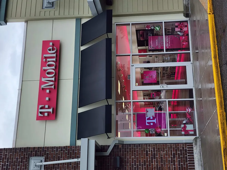 Exterior photo of T-Mobile Store at Ogeechee Rd and Berwick Blvd, Savannah, GA