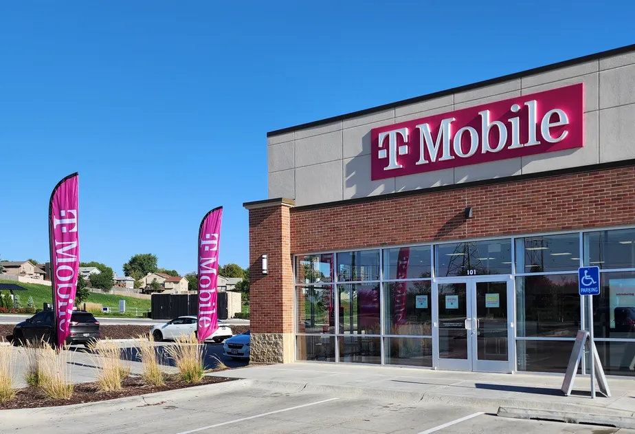  Exterior photo of T-Mobile Store at Cornhusker Rd & 10th St, Bellevue, NE 