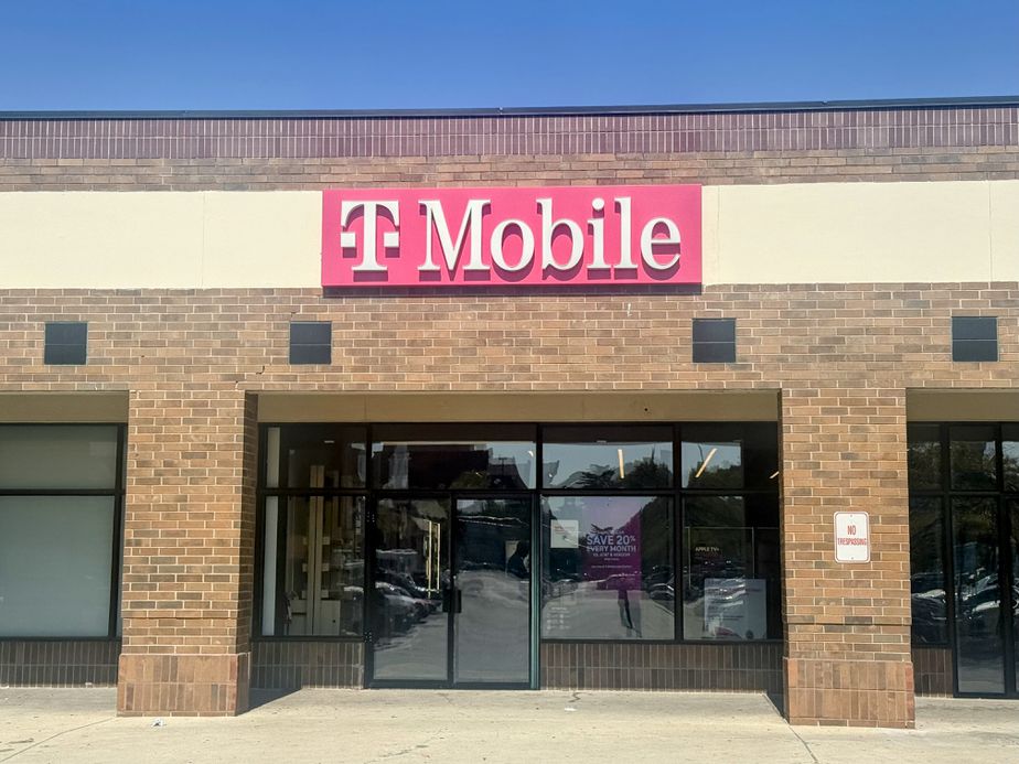Exterior photo of T-Mobile Store at Lindell Market Place, Saint Louis, MO