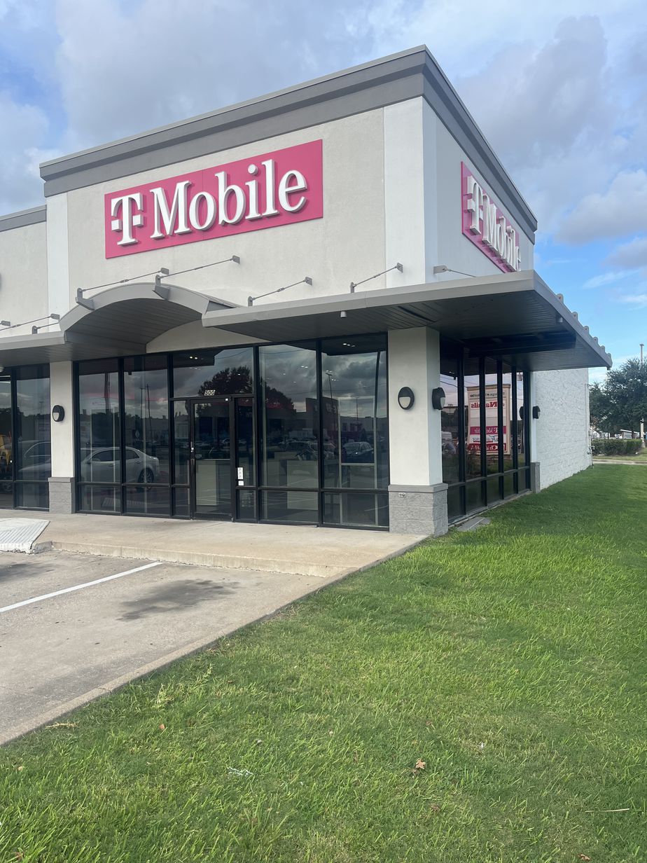 Exterior photo of T-Mobile Store at The Shops at Royal Oaks, Houston, TX