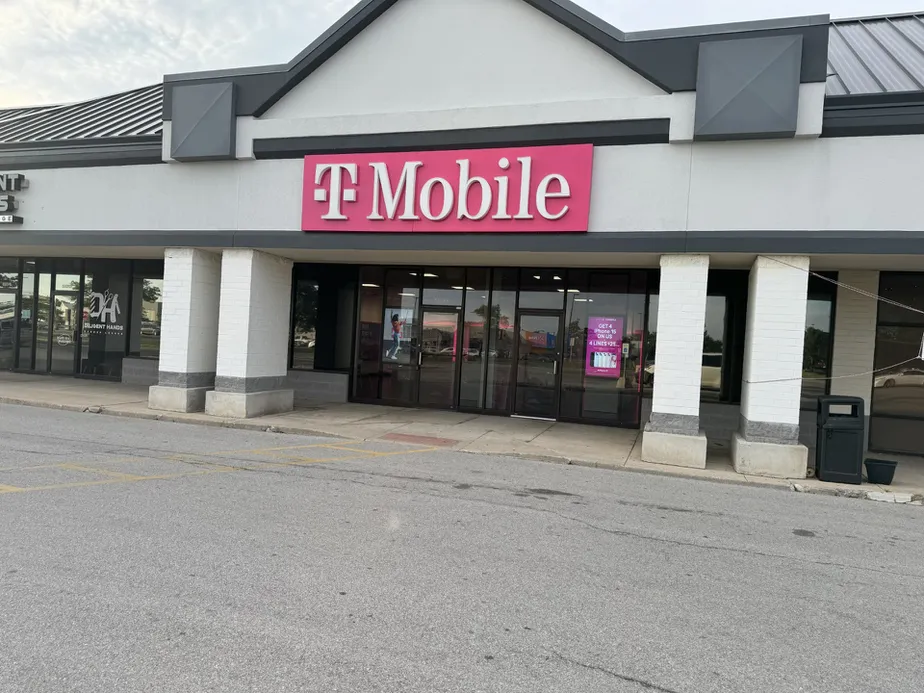 Exterior photo of T-Mobile Store at Coldwater Rd - Fort Wayne, Fort Wayne, IN 