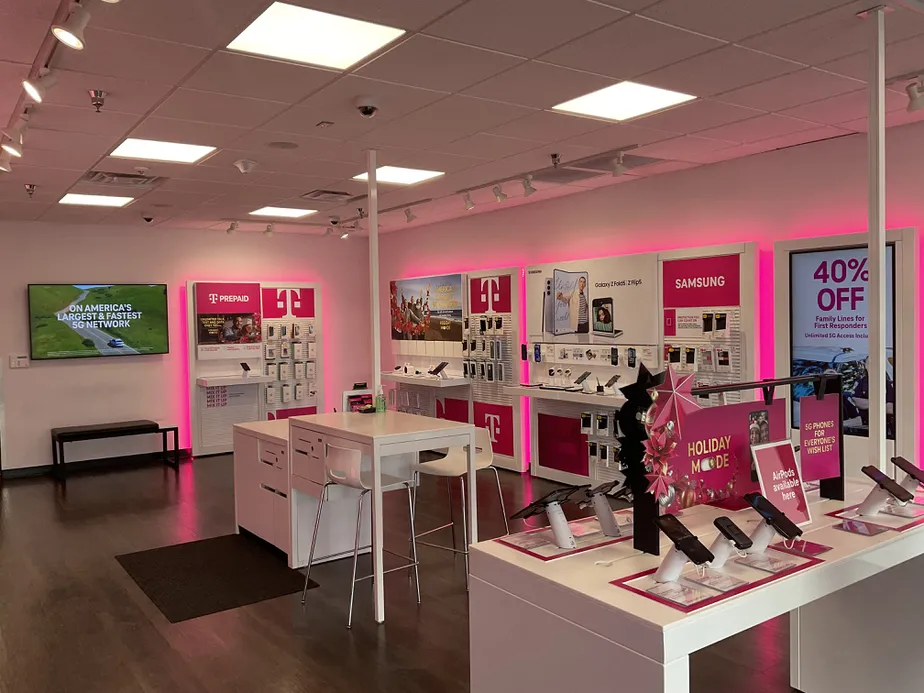 Foto del interior de la tienda T-Mobile en Retreat Village, St. Simons Island, GA