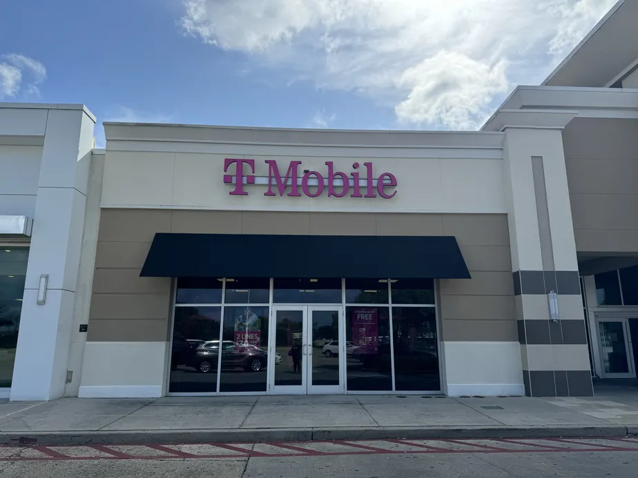  Exterior photo of T-Mobile Store at Southland Mall, Houma, LA 