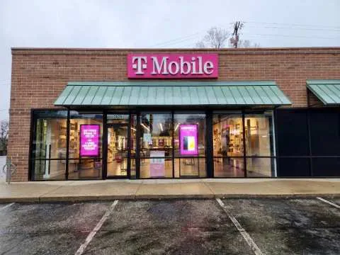 Exterior photo of T-Mobile Store at Broadway Blvd & Valentine Rd, Kansas City, MO