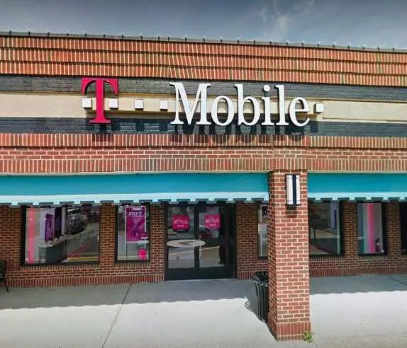 Foto del exterior de la tienda T-Mobile en W 21st St & Llewellyn Ave, Norfolk, VA