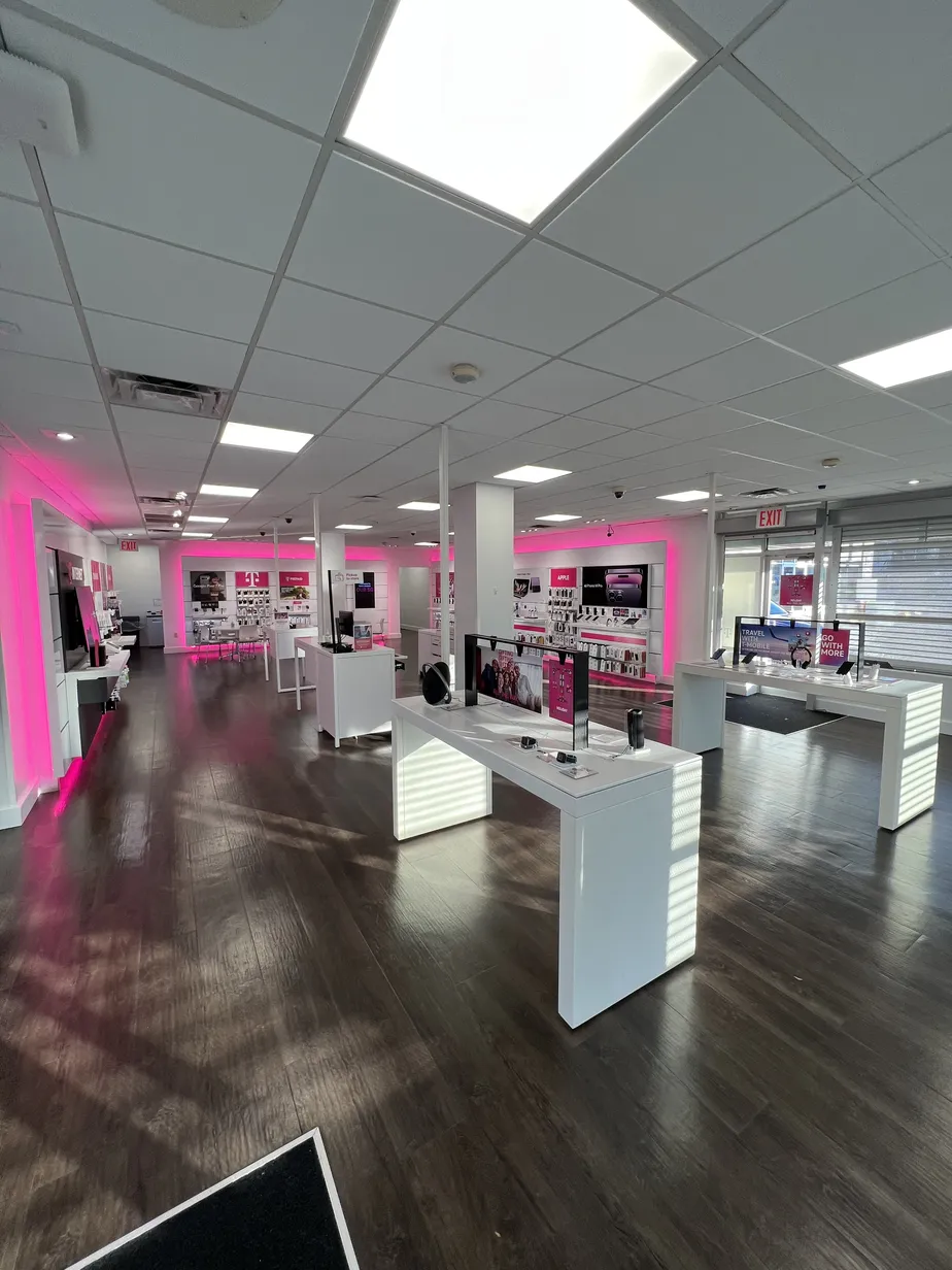 Foto del interior de la tienda T-Mobile en Northern Blvd & 215th St, Bayside, NY