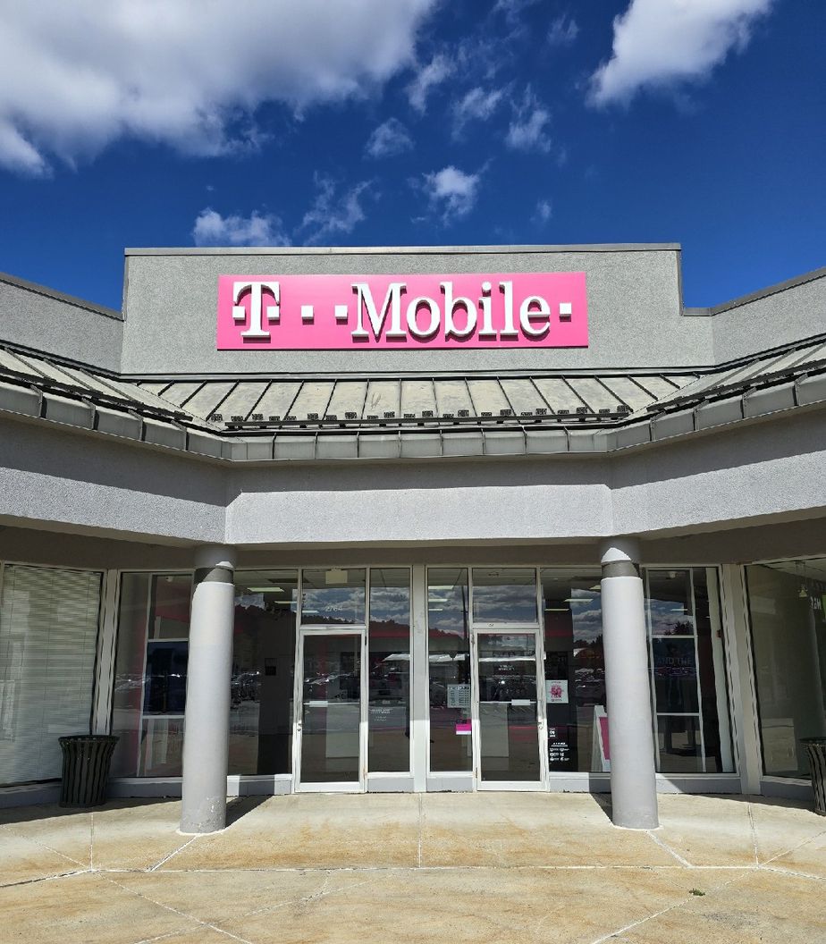 Exterior photo of T-Mobile Store at Plank Road Commons, Altoona, PA