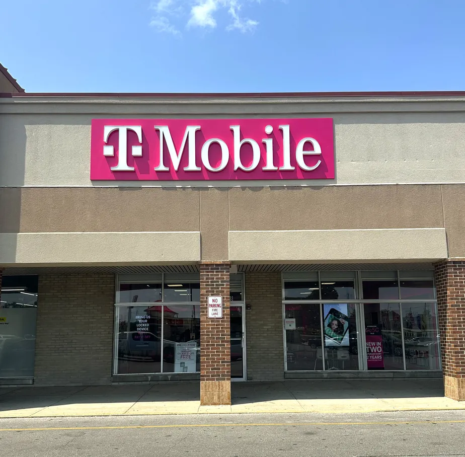 Exterior photo of T-Mobile Store at East St & E Sumner Ave, Indianapolis, IN