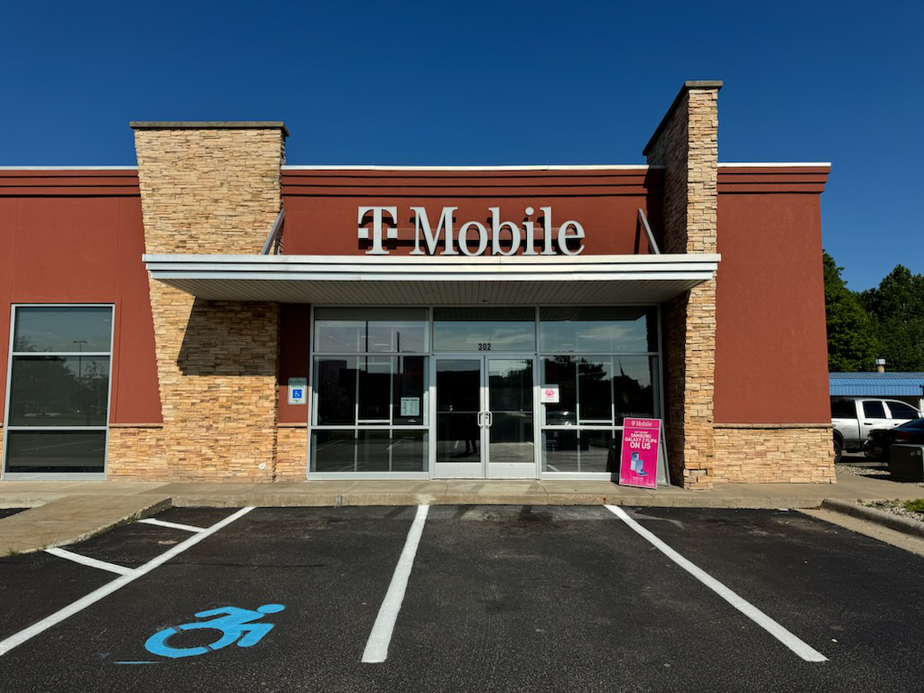  Exterior photo of T-Mobile Store at Drake & W Main, Kalamazoo, MI 