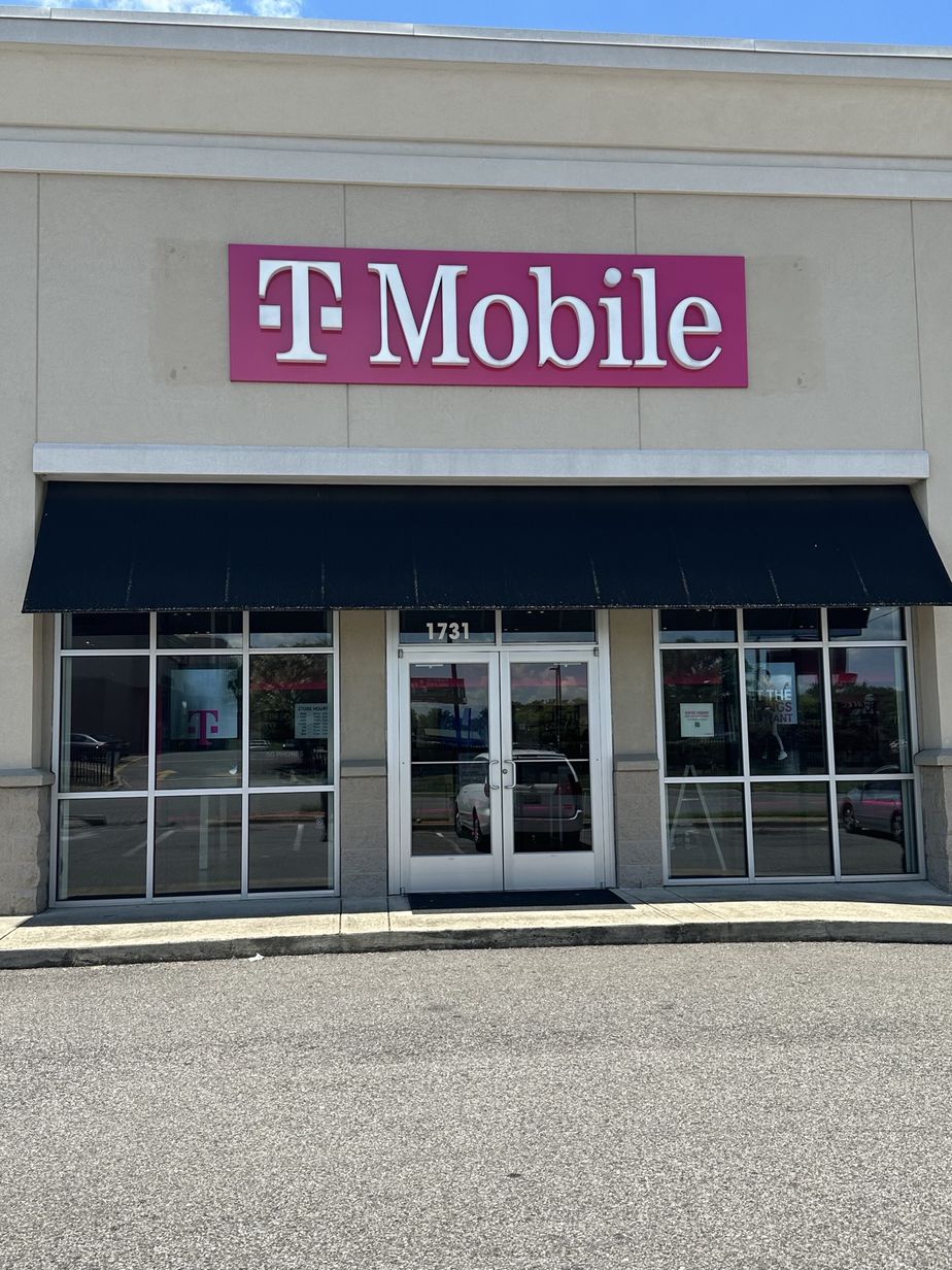 Exterior photo of T-Mobile Store at 9th Ave North & 18th St N, Bessemer, AL