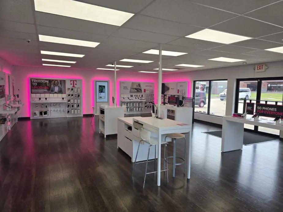  Interior photo of T-Mobile Store at E Parkway Dr & N Hampton Ave, Russellville, AR 