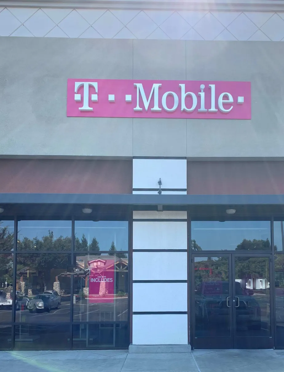 Foto del exterior de la tienda T-Mobile en Demaree & Caldwell, Visalia, CA