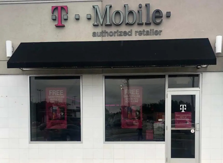 Foto del exterior de la tienda T-Mobile en W. Central & Holland Sylvania Rd., Toledo, OH