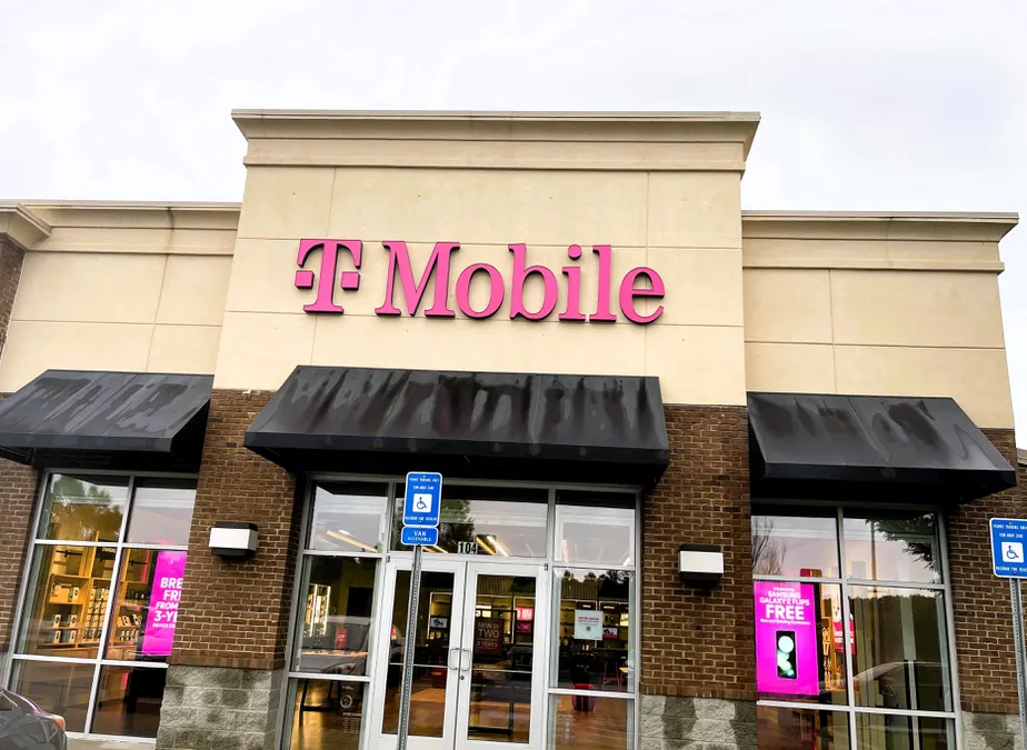 Exterior photo of T-Mobile Store at Woodstock Outlets, Woodstock, GA