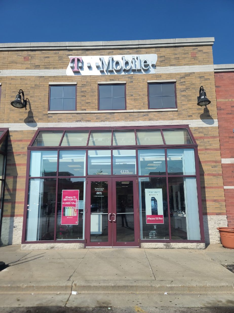 Exterior photo of T-Mobile Store at Capitol Drive & Fon Du Lac Ave, Milwaukee, WI