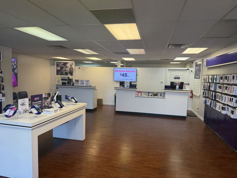 Metro by T-Mobile 975 N Main St - 975 N Main St
