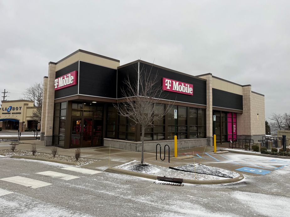  Exterior photo of T-Mobile Store at Mentor Ave & Plaza Blvd, Mentor, OH 