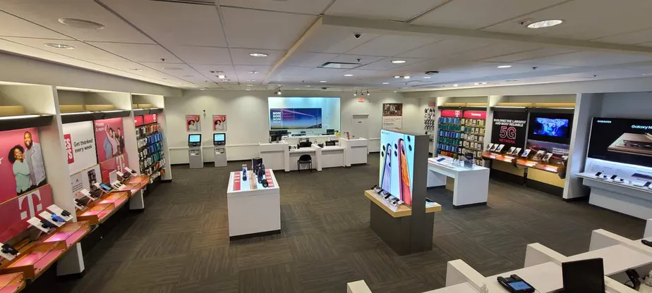 Foto del interior de la tienda T-Mobile en Allen Rd & Woodhaven Cmns, Woodhaven, MI
