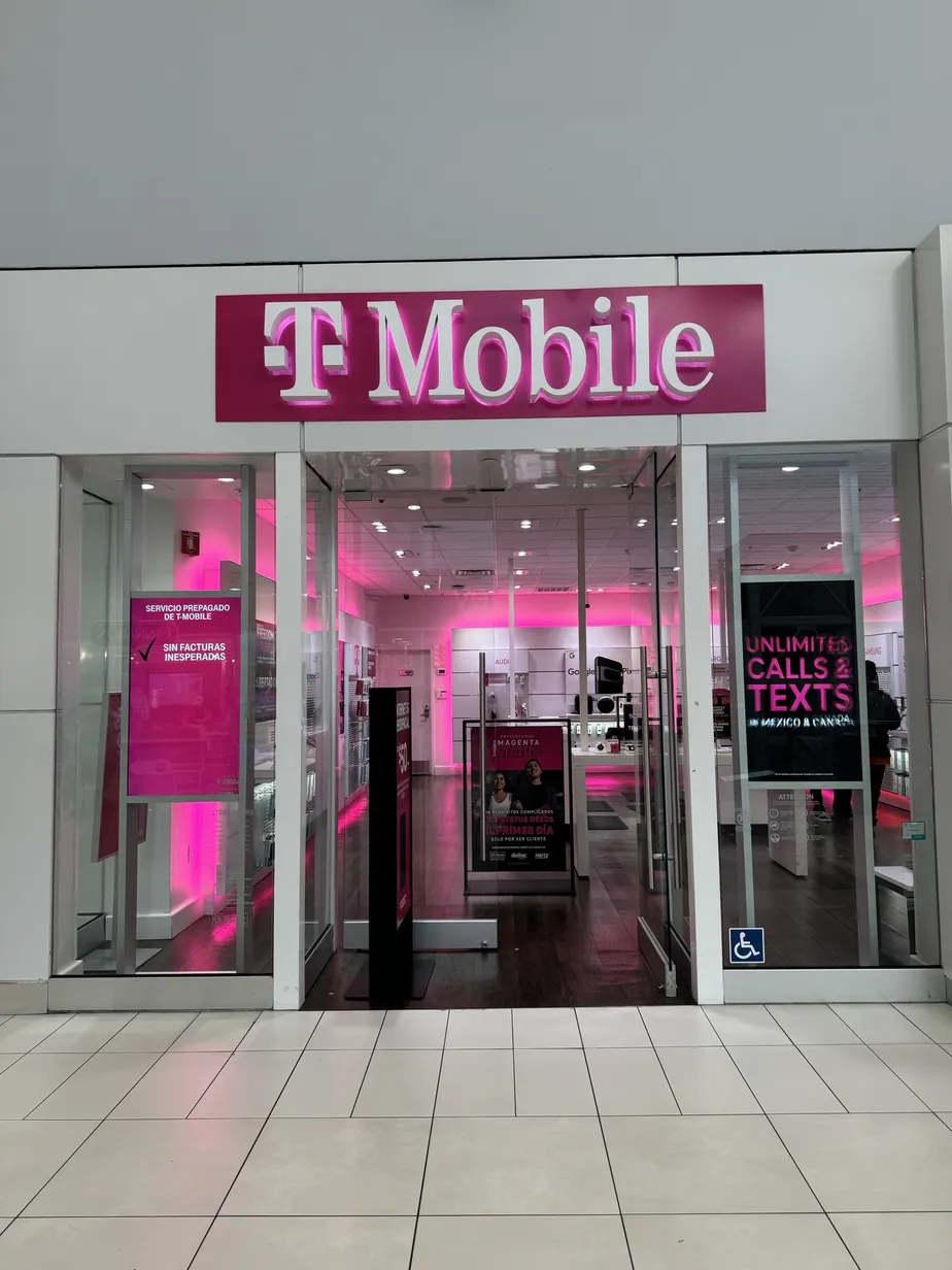 Foto del exterior de la tienda T-Mobile en Southland Mall, Hayward, CA