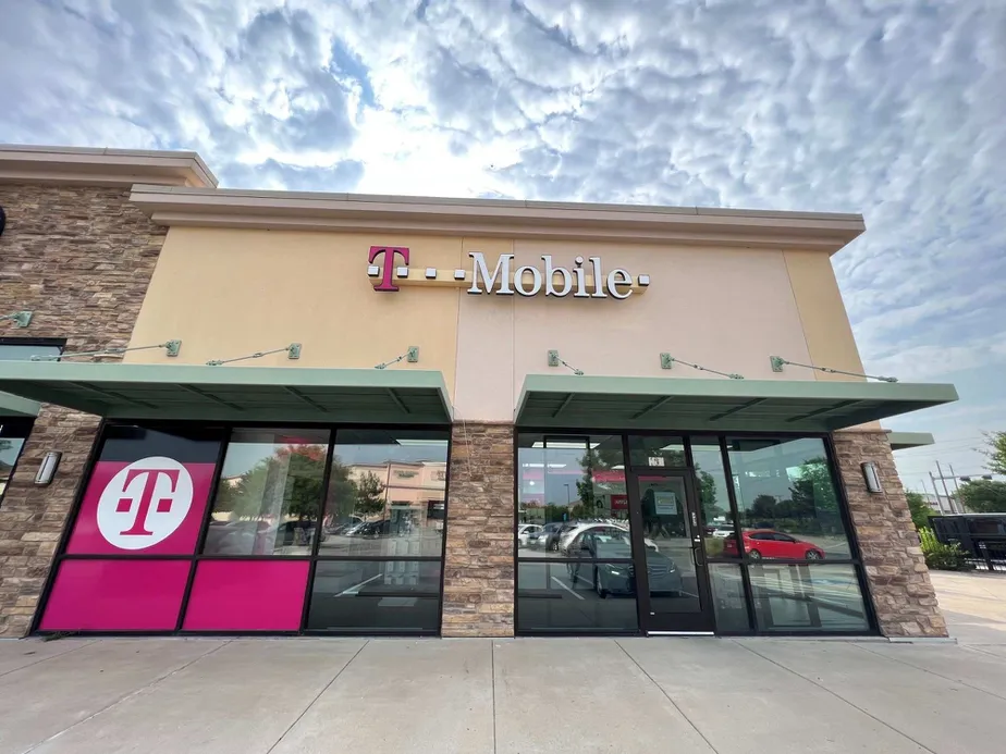 Exterior photo of T-Mobile Store at E Hebron Pkwy & Medical Pkwy, Carrollton, TX