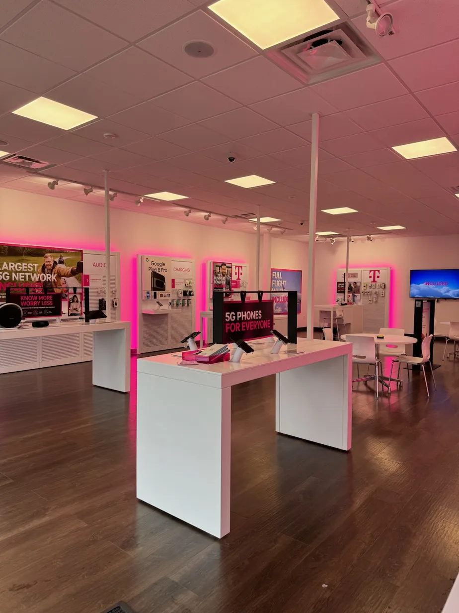 Foto del interior de la tienda T-Mobile en Warrenton & Stafford Lakes, Fredericksburg, VA