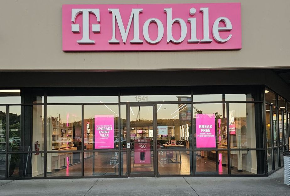 Exterior photo of T-Mobile Store at NW Louisiana Ave, Chehalis, WA