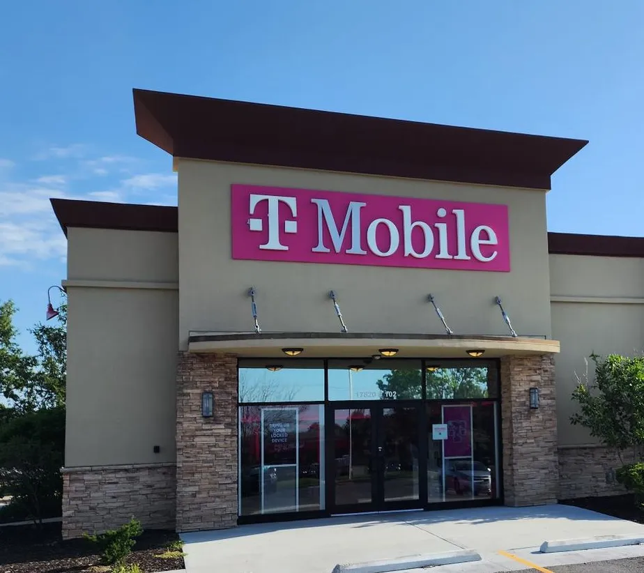 Exterior photo of T-Mobile Store at Bolger Square, Independence, MO