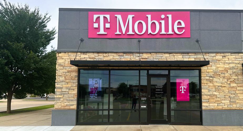 Exterior photo of T-Mobile Store at 19th and Telephone Rd, Moore, OK