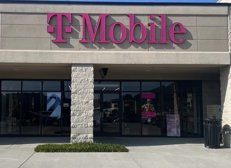  Exterior photo of T-Mobile Store at Clinton Hwy & Callahan Dr, Knoxville, TN 