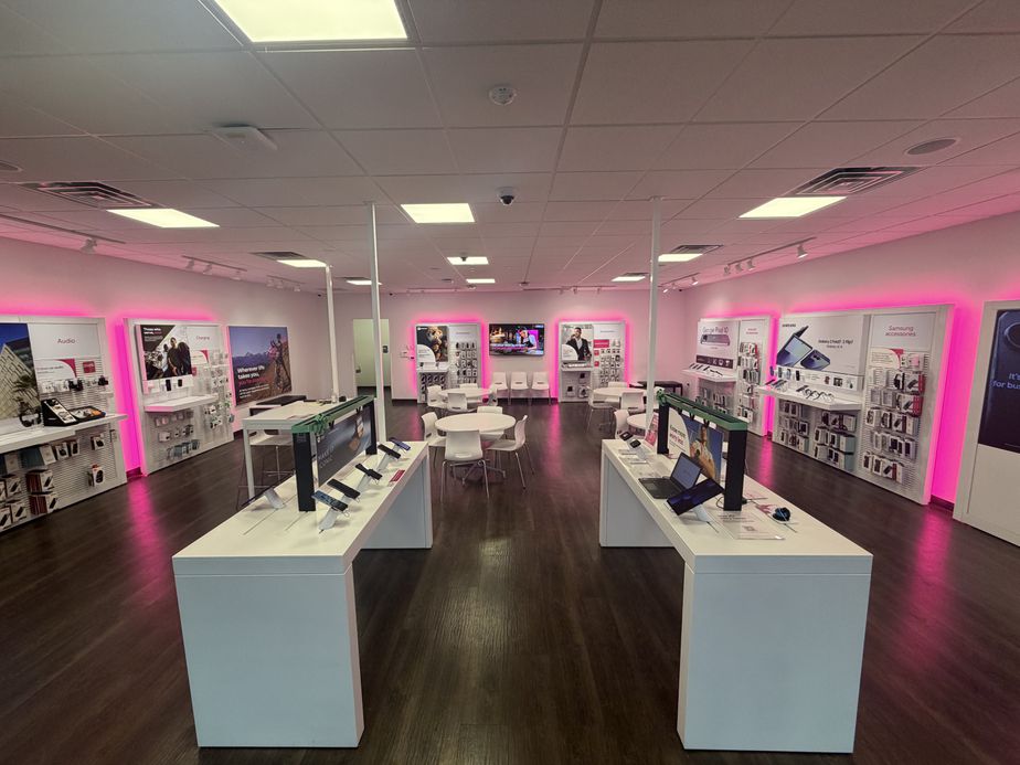  Interior photo of T-Mobile Store at Frey Ln & Lincoln Hwy, Fairview Heights, IL 