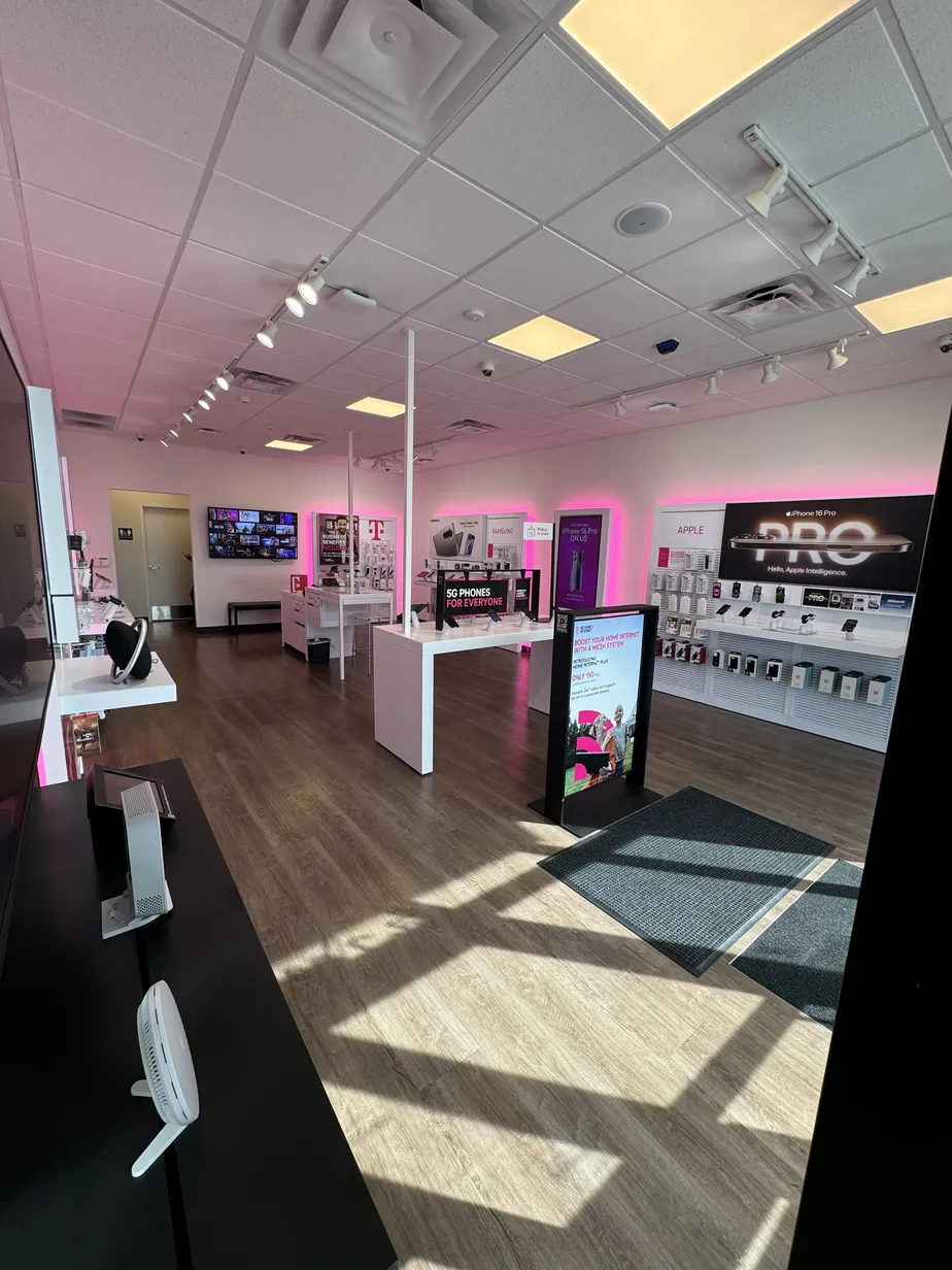  Interior photo of T-Mobile Store at US 169 & Hospital Dr, Smithville, MO 