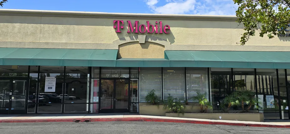  Exterior photo of T-Mobile Store at Whittier & Painter, Whittier, CA 