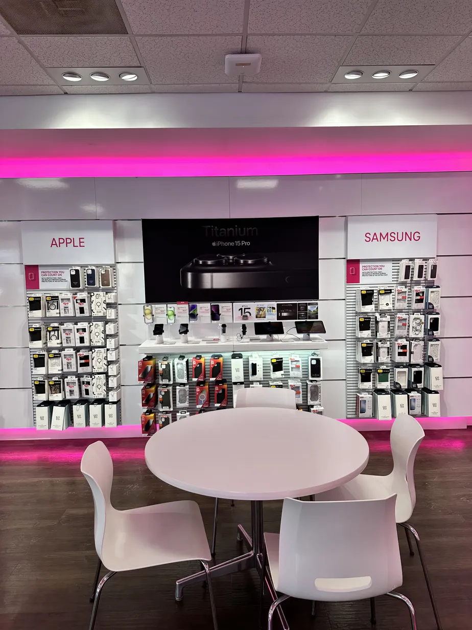  Interior photo of T-Mobile Store at Great East Plaza, Niles, OH 