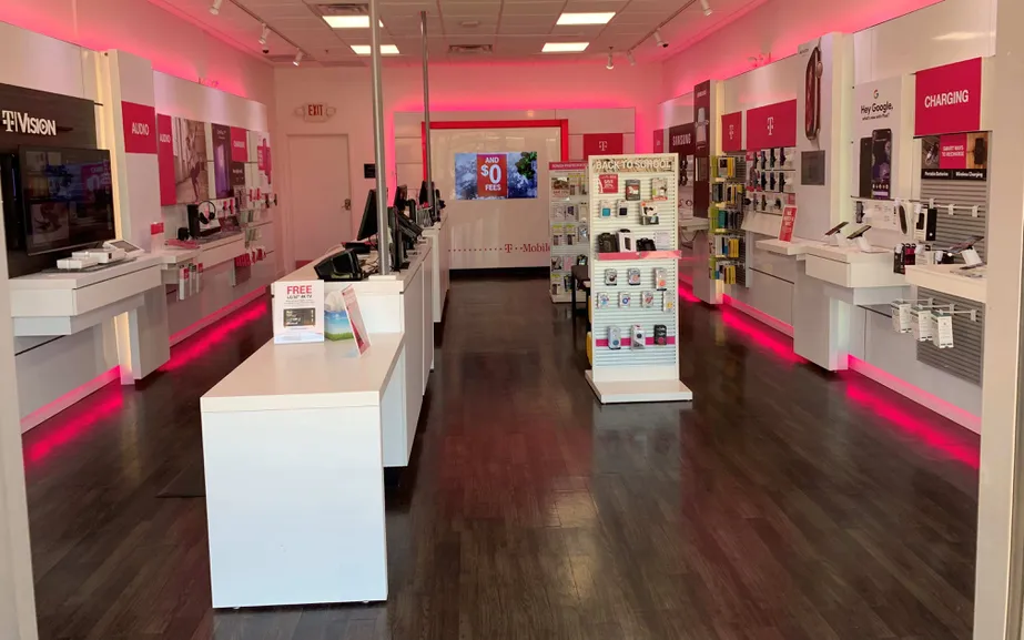 Foto del interior de la tienda T-Mobile en Lincoln & Wolf 3, Mokena, IL