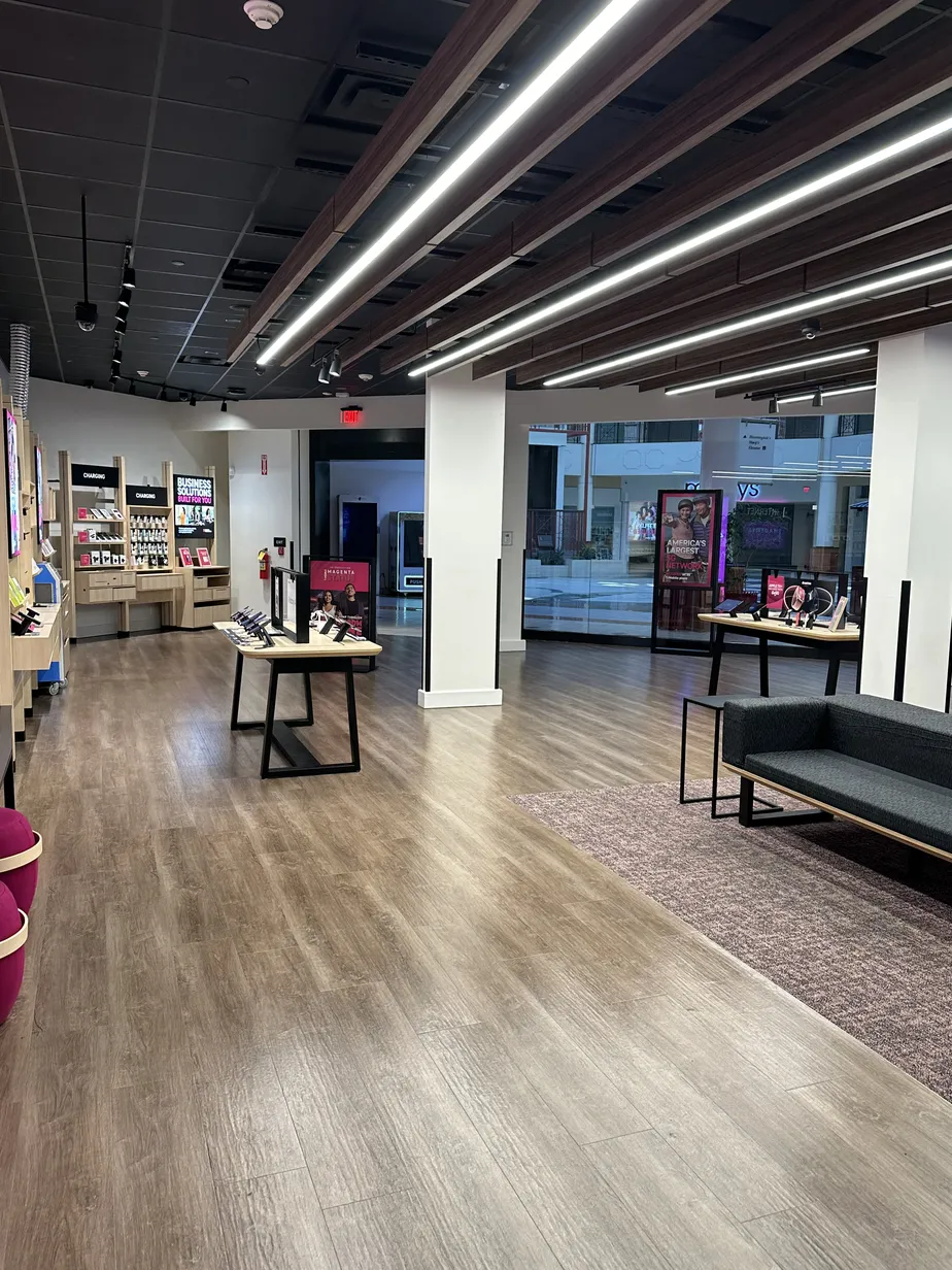 Foto del interior de la tienda T-Mobile en Willow Grove Park, Willow Grove, PA