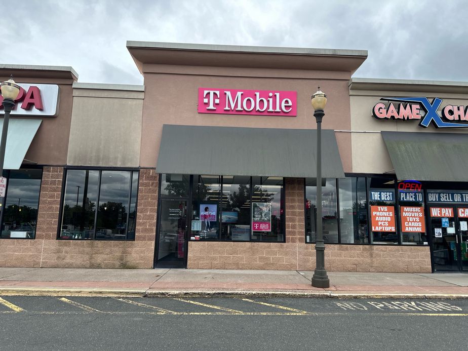 Exterior photo of T-Mobile Store at Stop & Shop Plaza - Hazard Ave, Enfield, CT