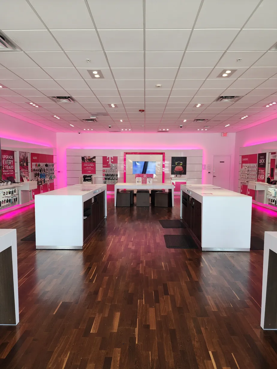 Foto del interior de la tienda T-Mobile en N Federal & Ne 24th Street, Pompano Beach, FL
