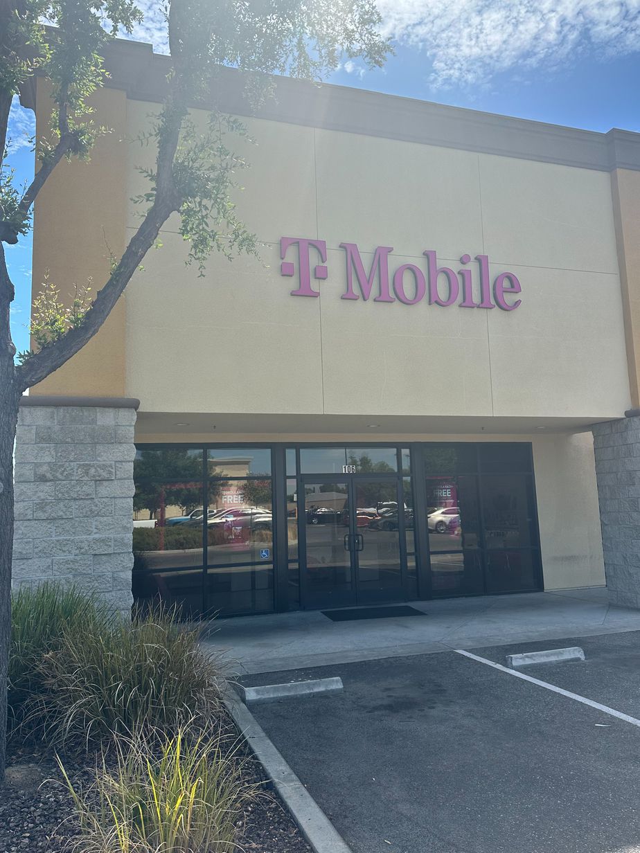 Exterior photo of T-Mobile Store at Herndon & Willow, Fresno, CA