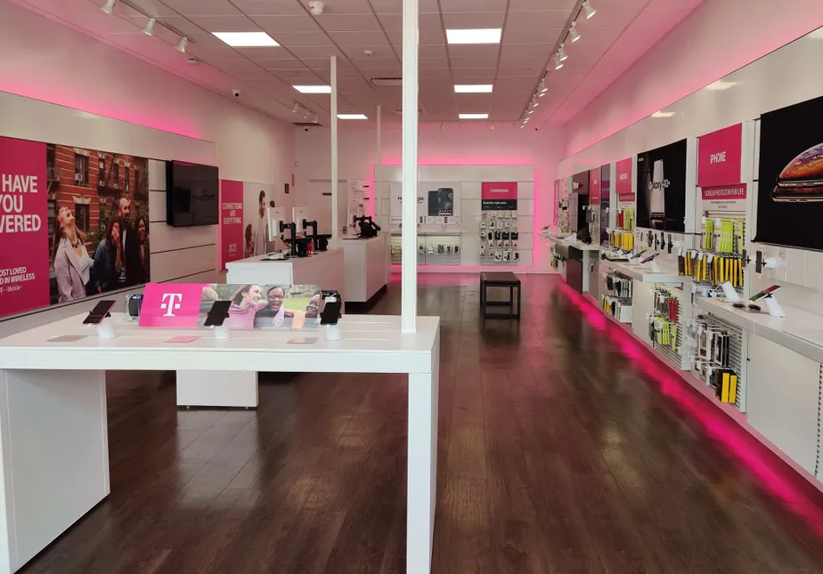 Foto del interior de la tienda T-Mobile en Mermaid Ave & W 31st, Brooklyn, NY