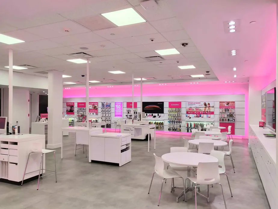 Foto del interior de la tienda T-Mobile en Plaza Carolina 1, Carolina, PR