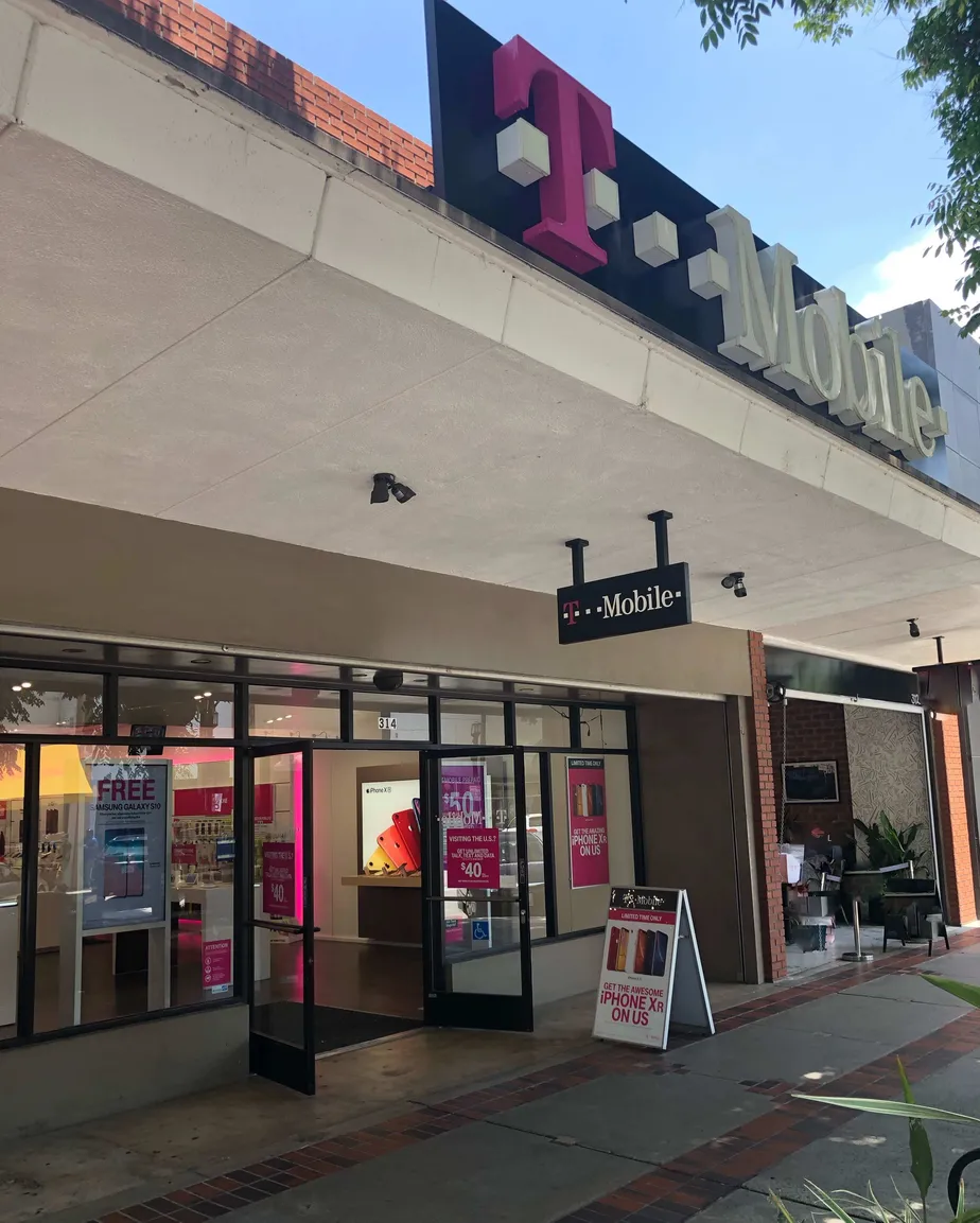 Exterior photo of T-Mobile store at San Fernando & Palm, Burbank, CA