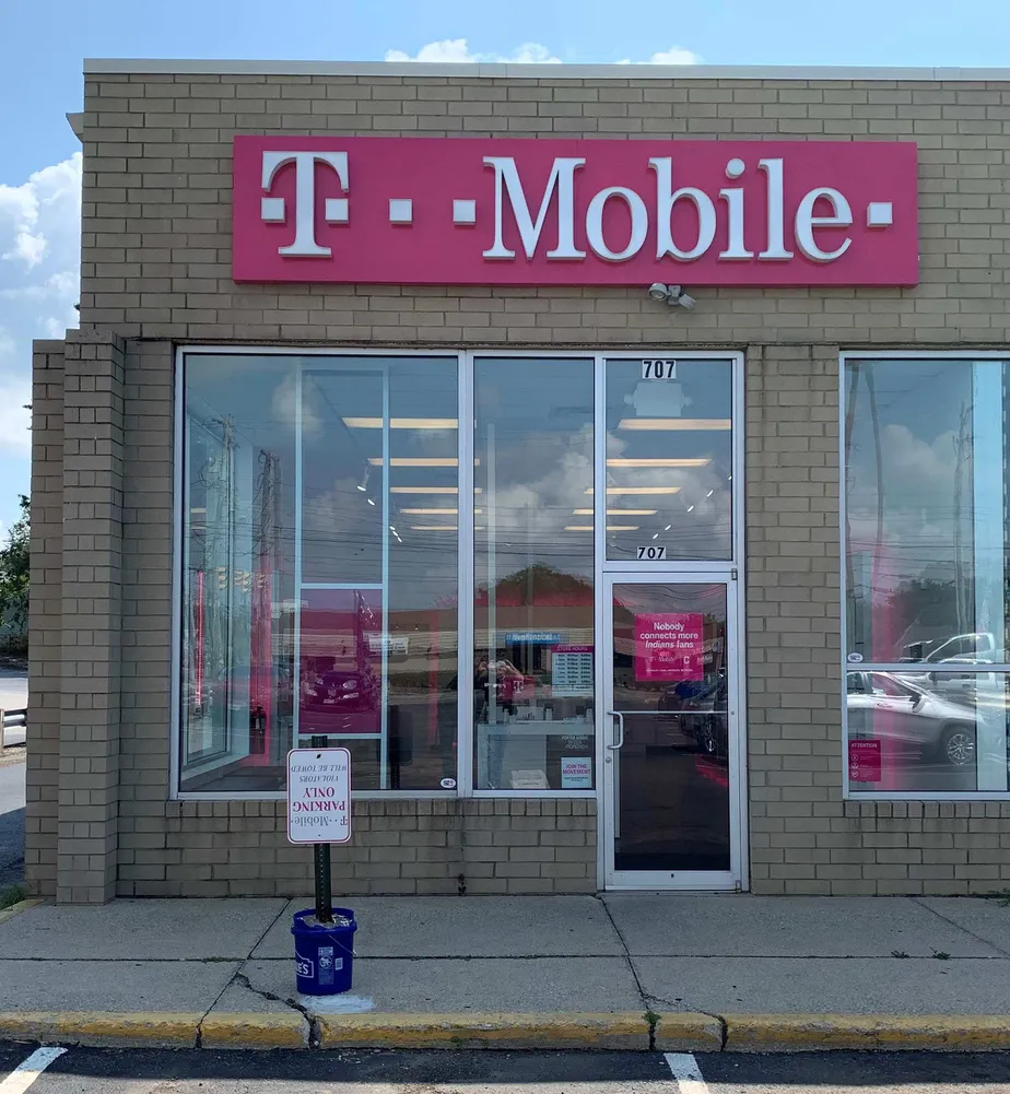  Exterior photo of T-Mobile store at Canton Rd & Triplett Blvd, Akron, OH 