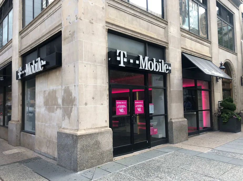 Exterior photo of T-Mobile store at 18th & Chestnut, Philadelphia, PA