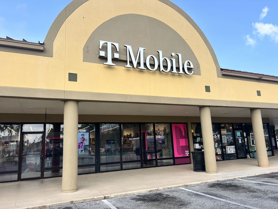 Exterior photo of T-Mobile Store at Davis & Burgess, Pensacola, FL