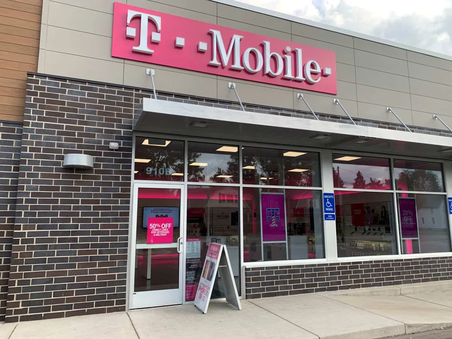 Foto del exterior de la tienda T-Mobile en Main & Gould, Owosso, MI