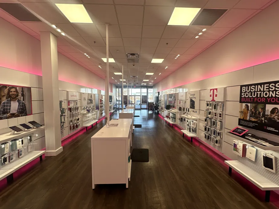 Foto del interior de la tienda T-Mobile en Takoma/Langley Crossroads, Takoma Park, MD