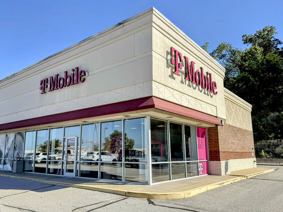 Exterior photo of T-Mobile Store at Gravois Bluff Plaza, Fenton, MO
