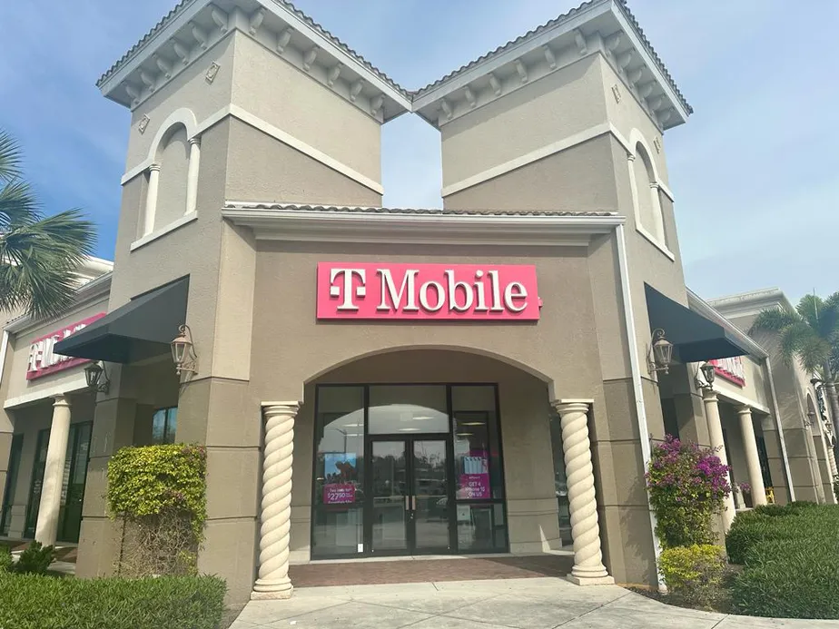  Exterior photo of T-Mobile Store at S Tamiami Trl & Andrea Ln, Fort Myers, FL 