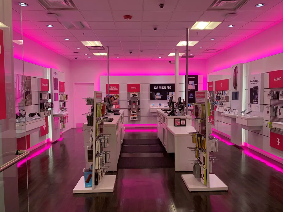 Foto del interior de la tienda T-Mobile en Auburn Colonial Mall 2, Auburn, AL