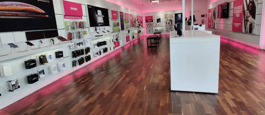 Foto del interior de la tienda T-Mobile en Northern & 59th, Glendale, AZ